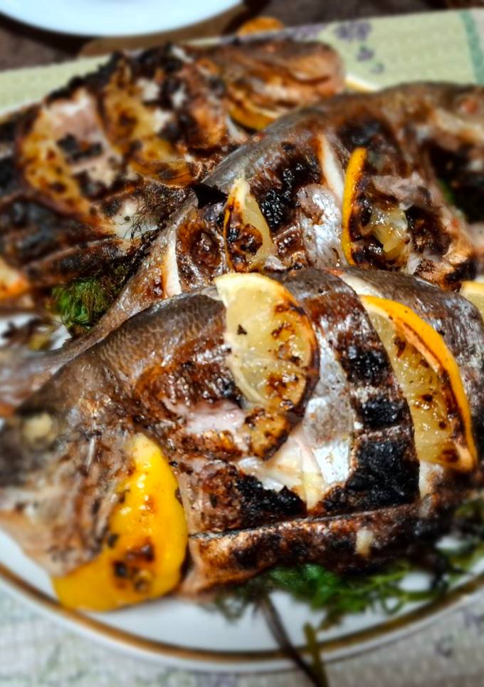 Дорада печена на грилі з лимоном, кропом та петрушкою😋