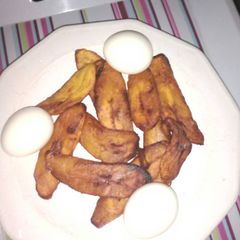 A picture of Fried plantain with boiled eggs.