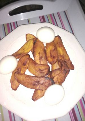 A picture of Fried plantain with boiled eggs.