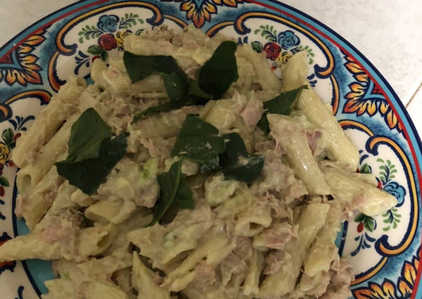 Ensalada de pasta con crema de aguacate y atún