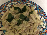 Ensalada de pasta con crema de aguacate y atún