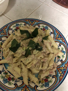 Una foto de Ensalada de pasta con crema de aguacate y atún
