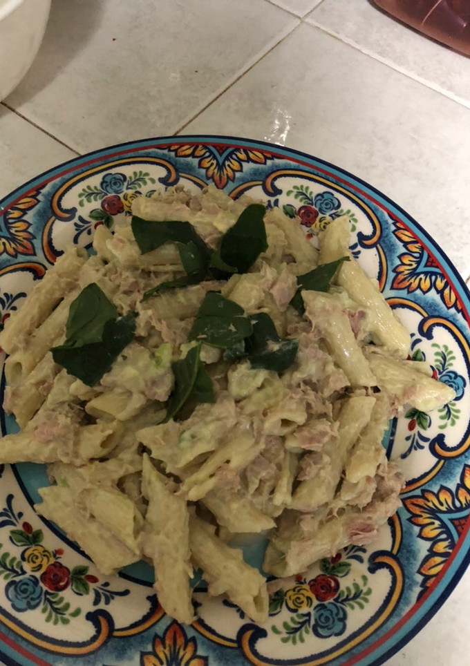 Una foto de Ensalada de pasta con crema de aguacate y atún
