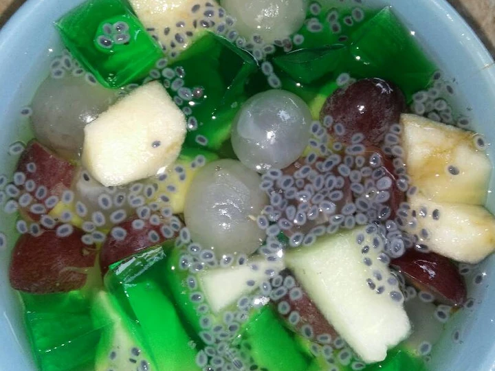 Langkah Gampang Membuat Resep Es buah seadanya yang Bisa Manjain Lidah Anti Ribet, Uenak Banget