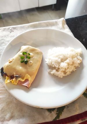 Una foto de Cerdo al horno con jamón y queso