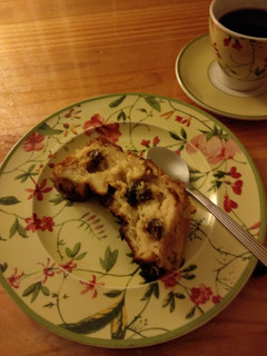 Una foto de Puding de manzana, pasas y pan