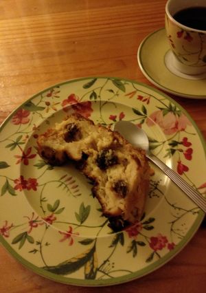 Una foto de Puding de manzana, pasas y pan