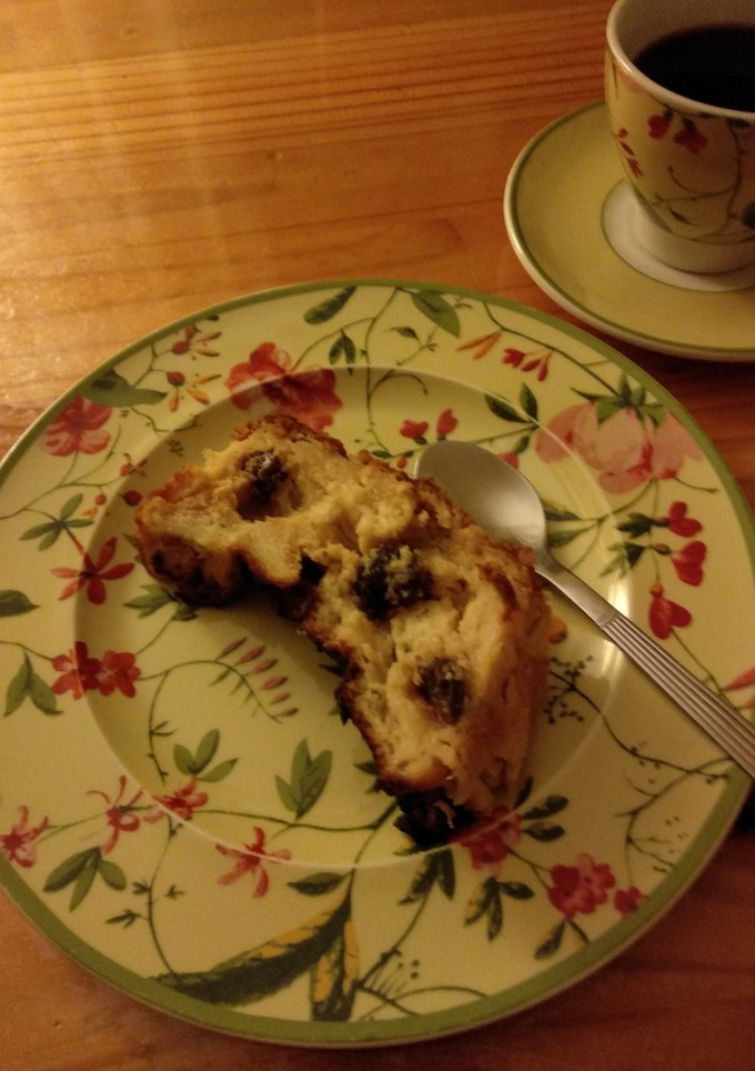 Una foto de Puding de manzana, pasas y pan