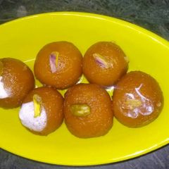 A picture of Gulab Jamun.