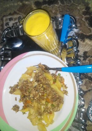 A picture of Chips and veggie scramble egg with mango smoothie.