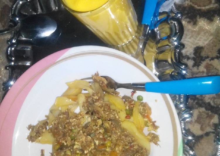 Recipe of Favorite Chips and veggie scramble egg with mango smoothie