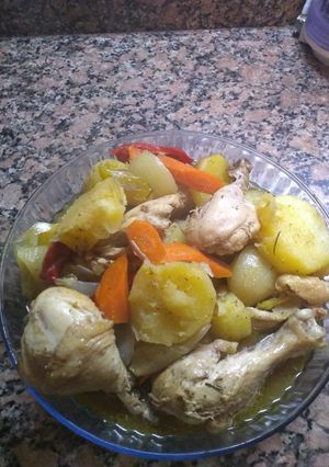 Una foto de Pollo con vegetales