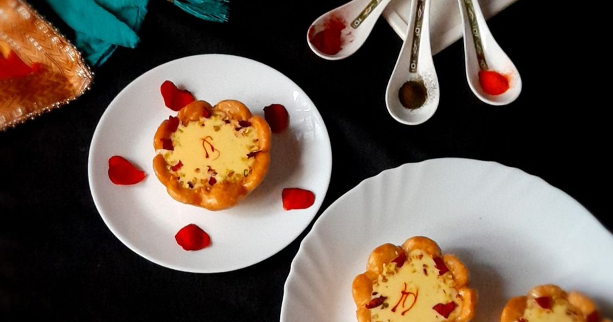 Yigit eshik ortidan qizga qarab turardi Yalangoch Ottavia Pikkolo