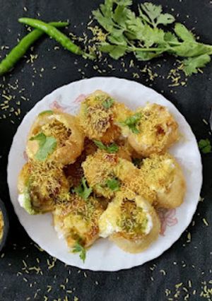 A picture of Dahi puri chat.