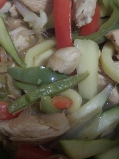 Una foto de Salteado de pollo y hortalizas al limón