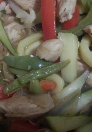 Foto principal de Salteado de pollo y hortalizas al limón