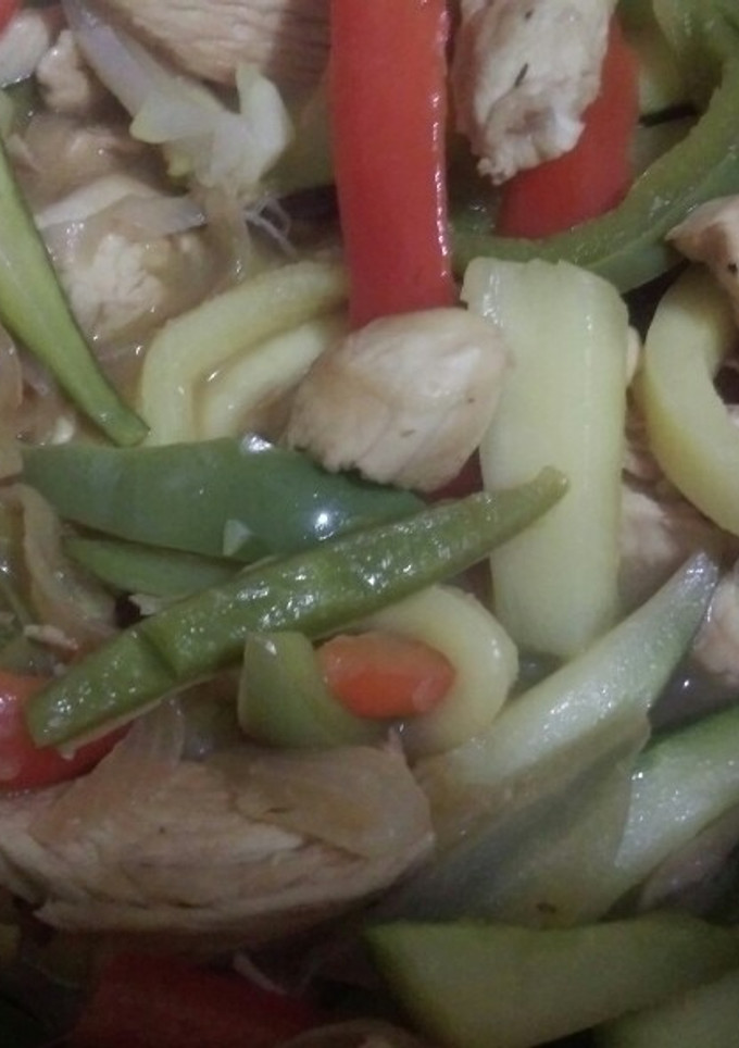 Una foto de Salteado de pollo y hortalizas al limón