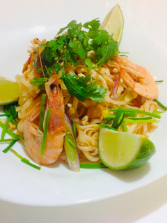Una foto de Kuey teow Pad thai (fideos fritos con gambas estilo tailandés) ก๋วยเตี๋ยว เส้นเล็ก ผัดไทย🇺🇾🇯🇵🇹🇭パッタイ