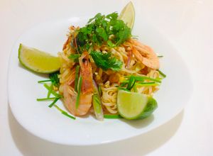 Una foto de Kuey teow Pad thai (fideos fritos con gambas estilo tailandés) ก๋วยเตี๋ยว เส้นเล็ก ผัดไทย🇺🇾🇯🇵🇹🇭パッタイ