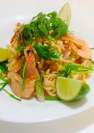Una foto de Kuey teow Pad thai (fideos fritos con gambas estilo tailandés) ก๋วยเตี๋ยว เส้นเล็ก ผัดไทย🇺🇾🇯🇵🇹🇭パッタイ