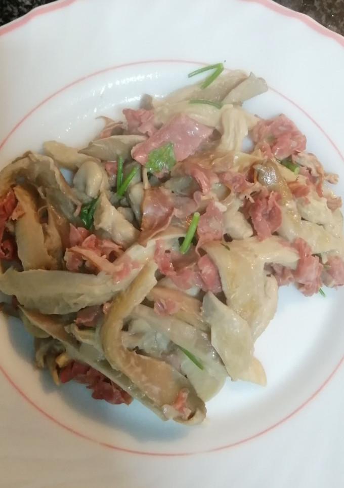Una foto de Revuelto de setas con pastrami