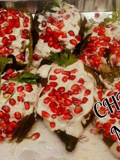 Una foto de Chiles en nogada