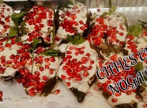 Una foto de Chiles en nogada