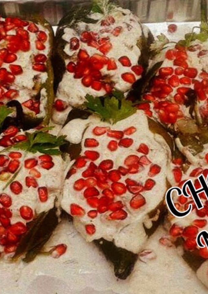 Una foto de Chiles en nogada