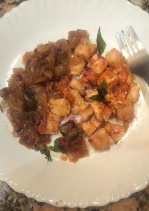 Una foto de Espada con cebolla a la cerveza y semi caramelizada