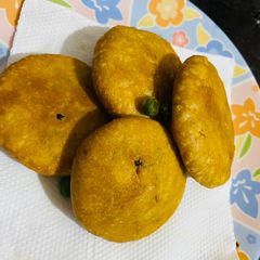 A picture of Matar pyaz kachori.