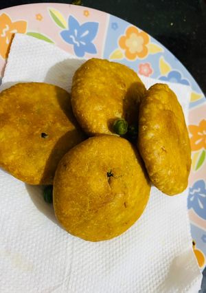A picture of Matar pyaz kachori.