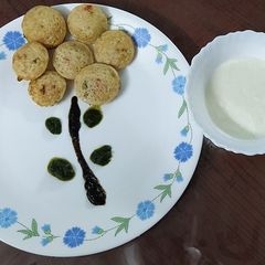 A picture of Sooji Appam.