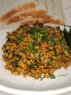 "स्ट्रीट स्टाईल अंडा भुर्जी"(Street Style Anda Bhurji Recipe In Marathi) रेसिपी चे मुख्य फोटो