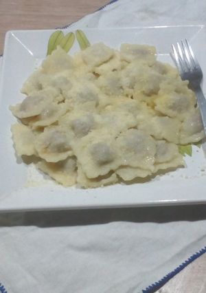Una foto de Ravioles con Manteca y Queso