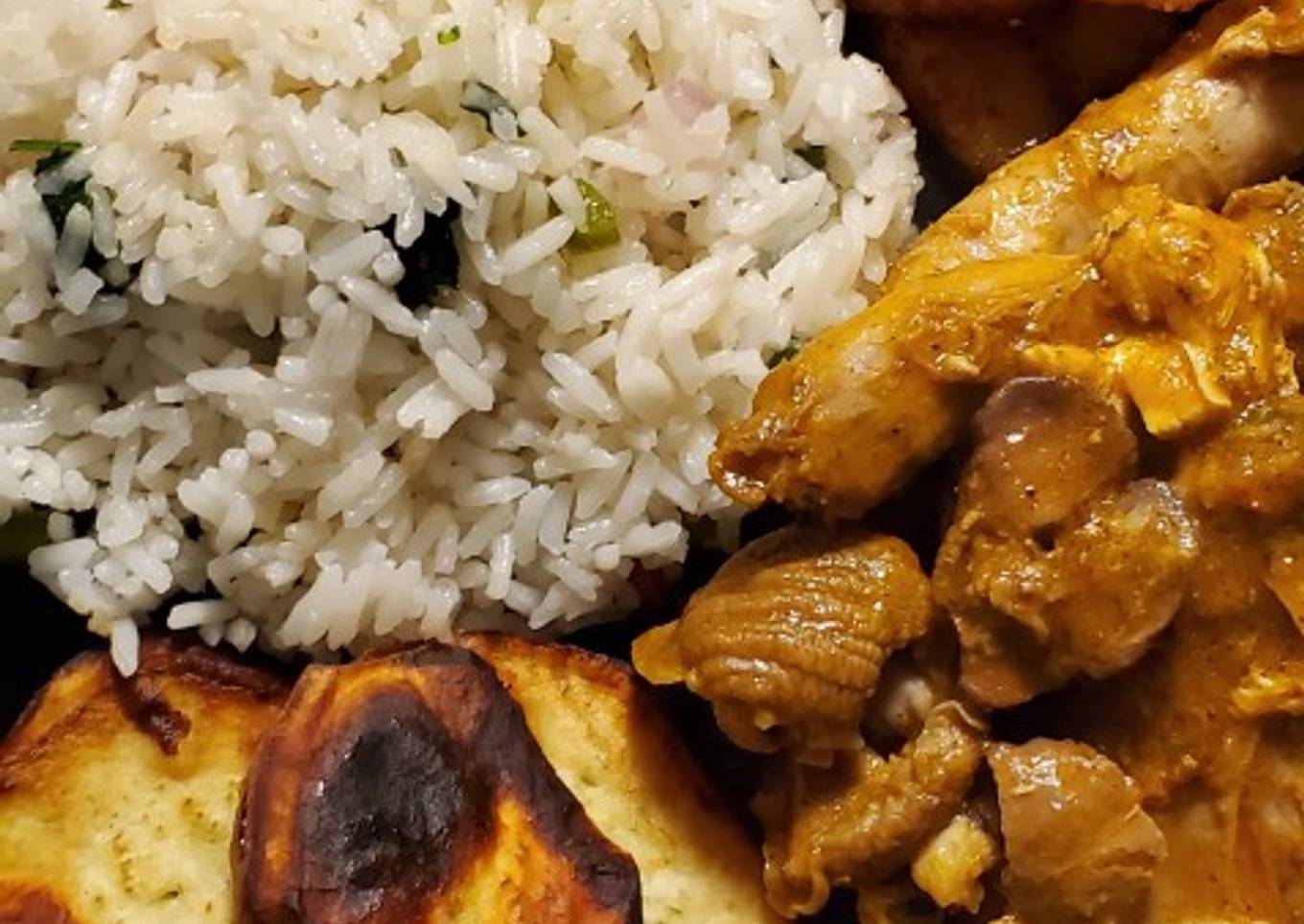 Pollo guisado, arroz con vegetales platanito y batata frita. 🇩
