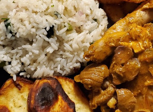 Una foto de Pollo guisado, arroz con vegetales platanito y batata frita. 🇩