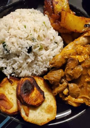 Una foto de Pollo guisado, arroz con vegetales platanito y batata frita. 🇩