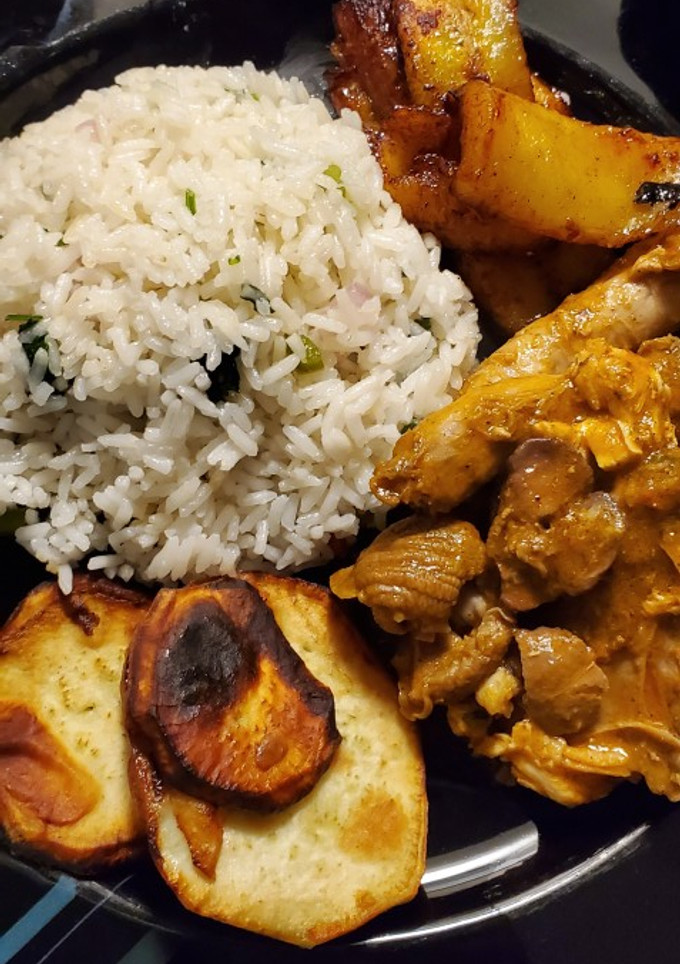 Una foto de Pollo guisado, arroz con vegetales platanito y batata frita. 🇩