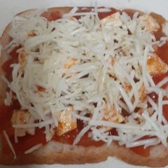 A picture of Bread pizza with tandoori paneer.