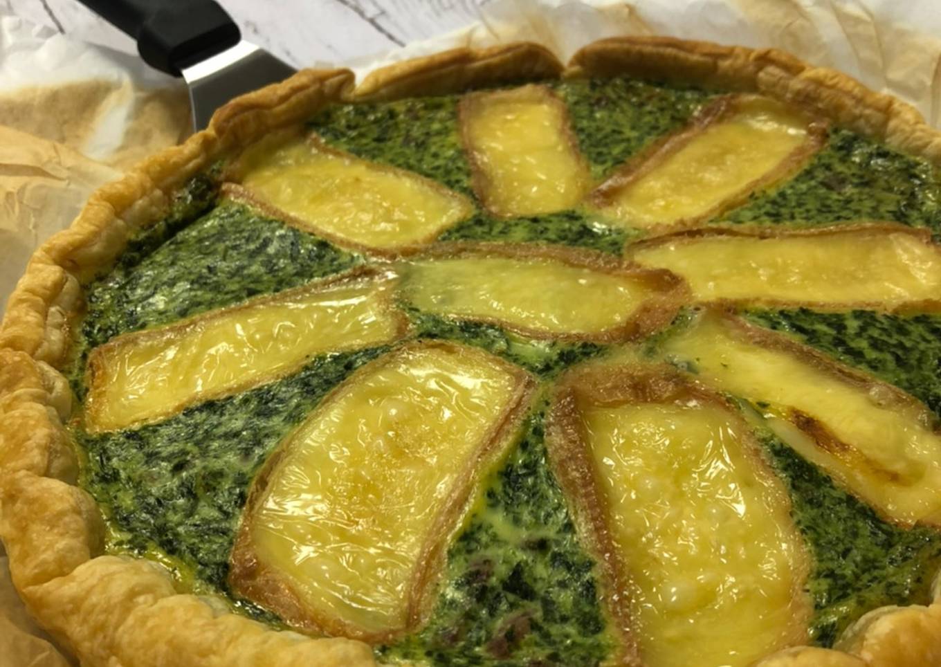 Tarte épinards maroilles allumettes de bacon