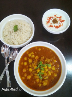 छोले,जीरा चावल और खीरे का रायता (chole jeera chawal aur raita Recipe in Hindi) रेसिपी मुख्य फोटो