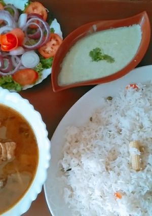 A picture of Veg pulao with chicken gravy.