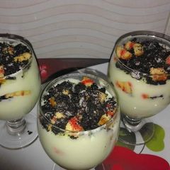 A picture of Custard cake with oreo.