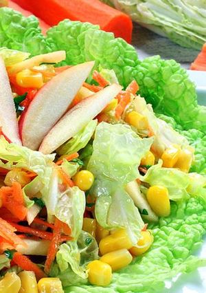 Фото Постный салатик с пекинской капустой, кукурузой и яблоком.