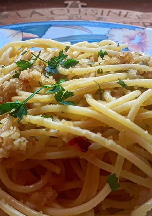 Une photo de Spaghetti ail, huile et piment avec chapelure