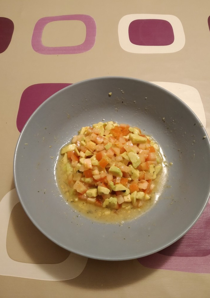Una foto de Ensalada de aguacate y tomate