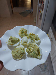 Una foto de Huevos rellenos de palta keto