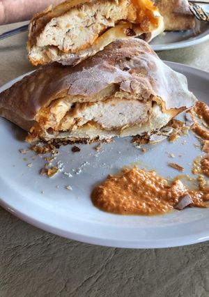 Una foto de Pollo en camisa con salsa de pimientos