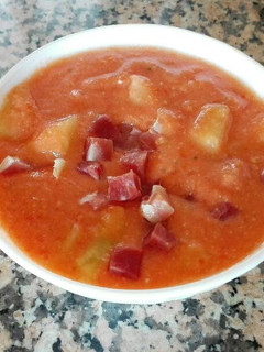 Una foto de Salmorejo con melón y jamón