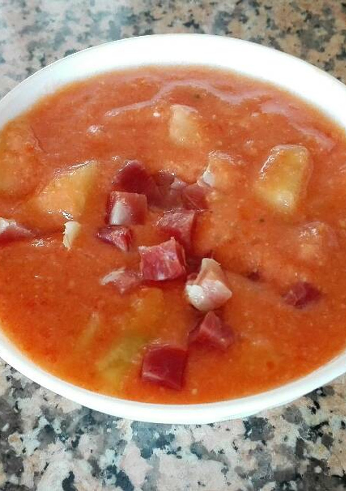 Una foto de Salmorejo con melón y jamón